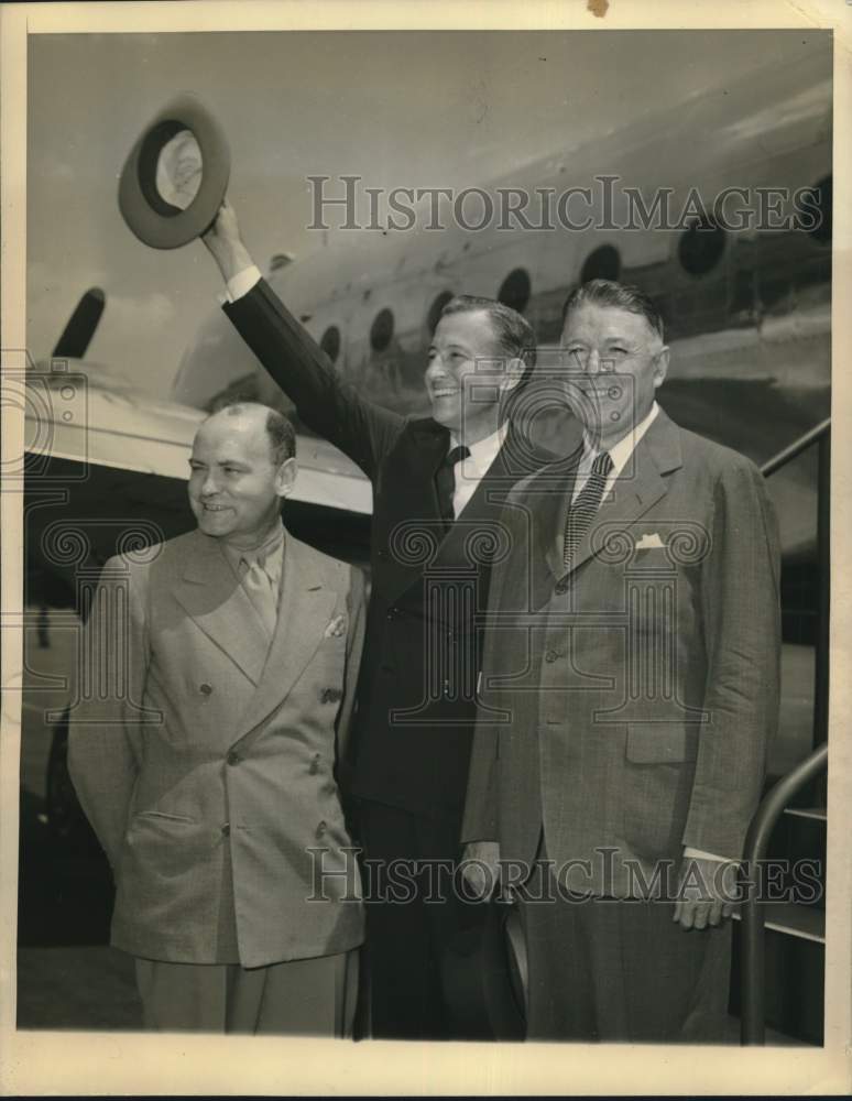 1944 Press Photo Eric A. Johnston waves, leaves Washington National Airport- Historic Images