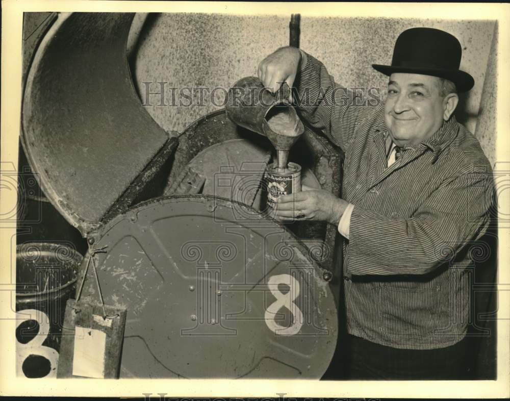 1942 Press Photo Fred A. Seiberling with Seallak Machine in Chicago, Illinois- Historic Images