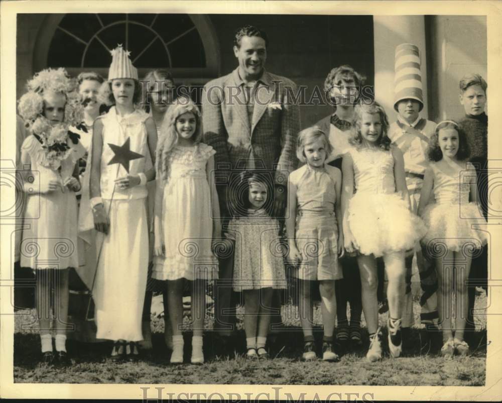 1935 Press Photo Max Raer, Boxer poses Children in Play in Deal, New York- Historic Images