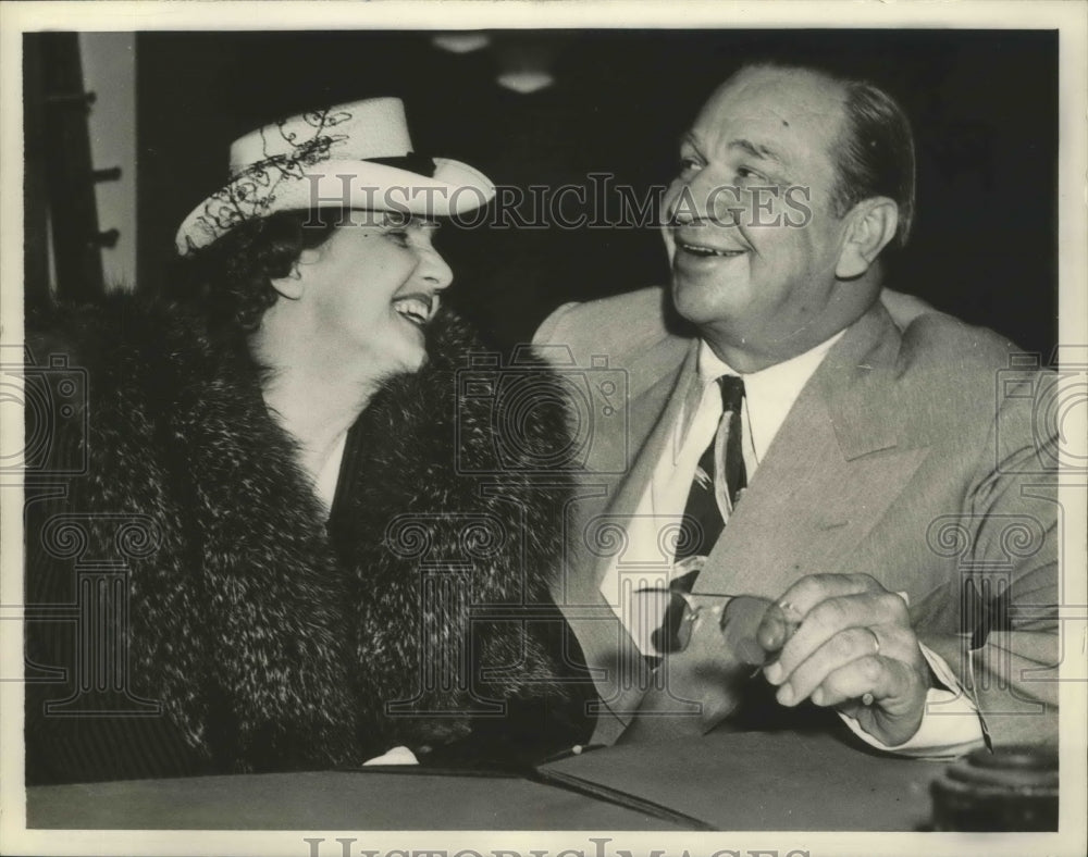 1941 Press Photo Wallace Beery poses with Mrs. Loreen Buffum Robinson