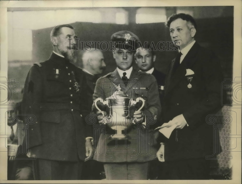 1930 Press Photo Henri Gouraud Military Gov of Paris Presents to Bodenham Cup