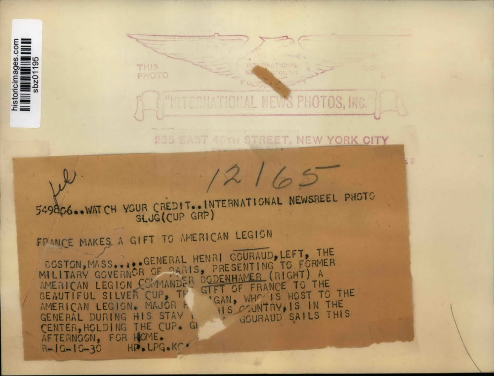 1930 Press Photo Henri Gouraud Military Gov of Paris Presents to Bodenham Cup