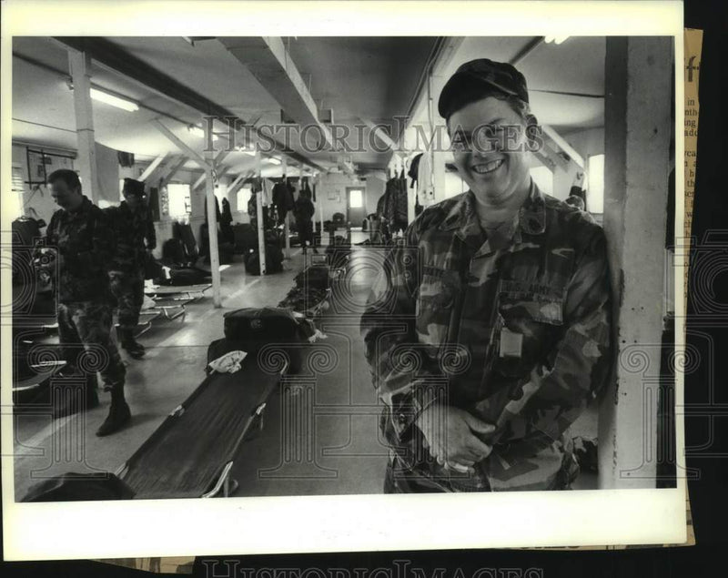 Load image into Gallery viewer, 1991 Press Photo First Sergeant Richard Abbate in Fort Wadsworth barracks
