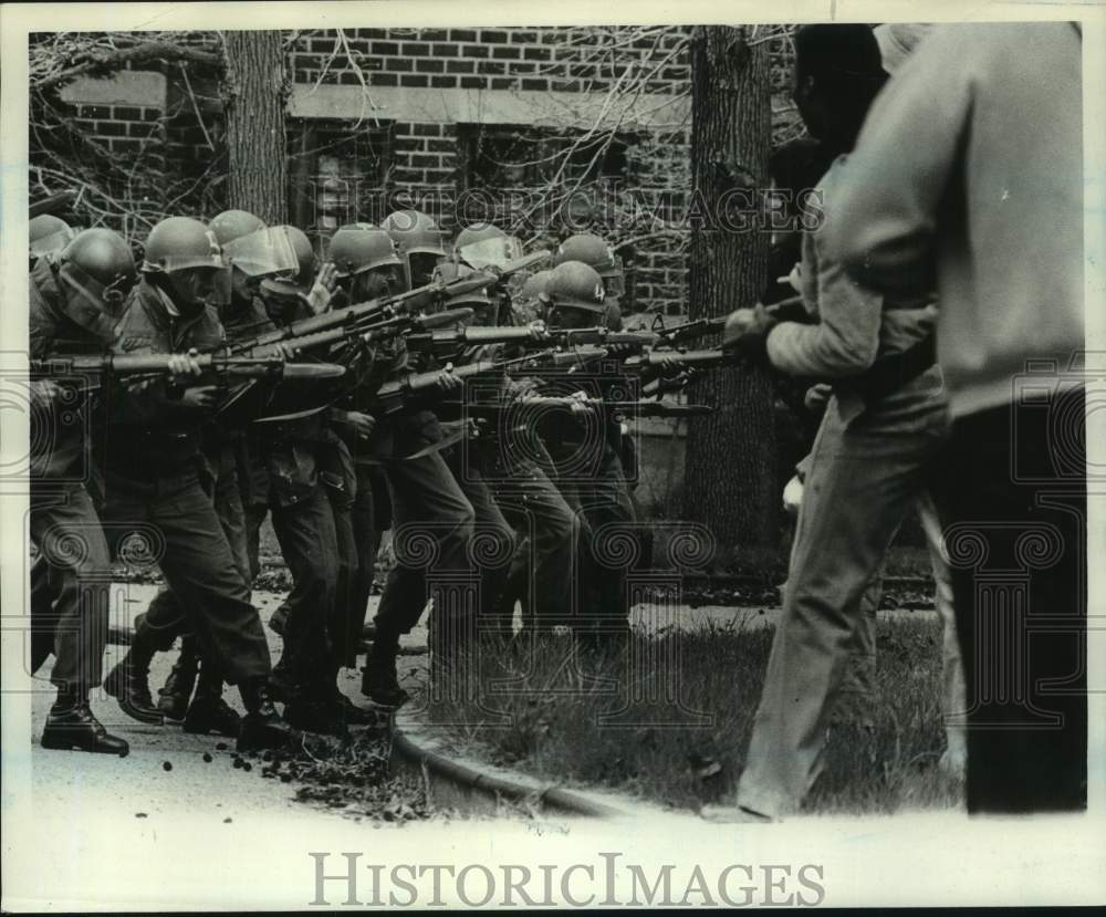 1978 Press Photo Army National Guard formation advance on rioters - sia00873