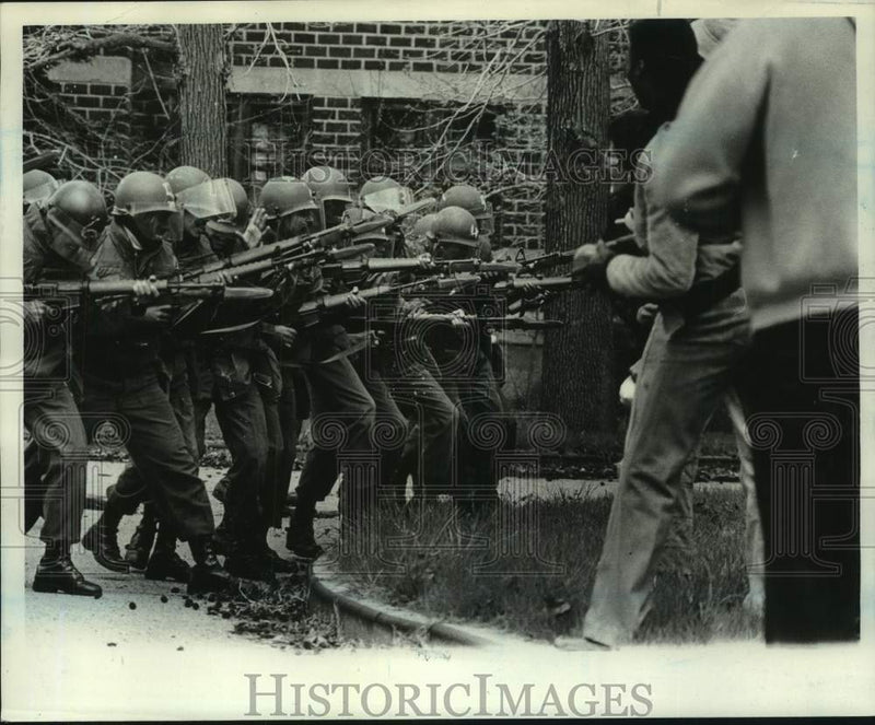 Load image into Gallery viewer, 1978 Press Photo Army National Guard formation advance on rioters - sia00873
