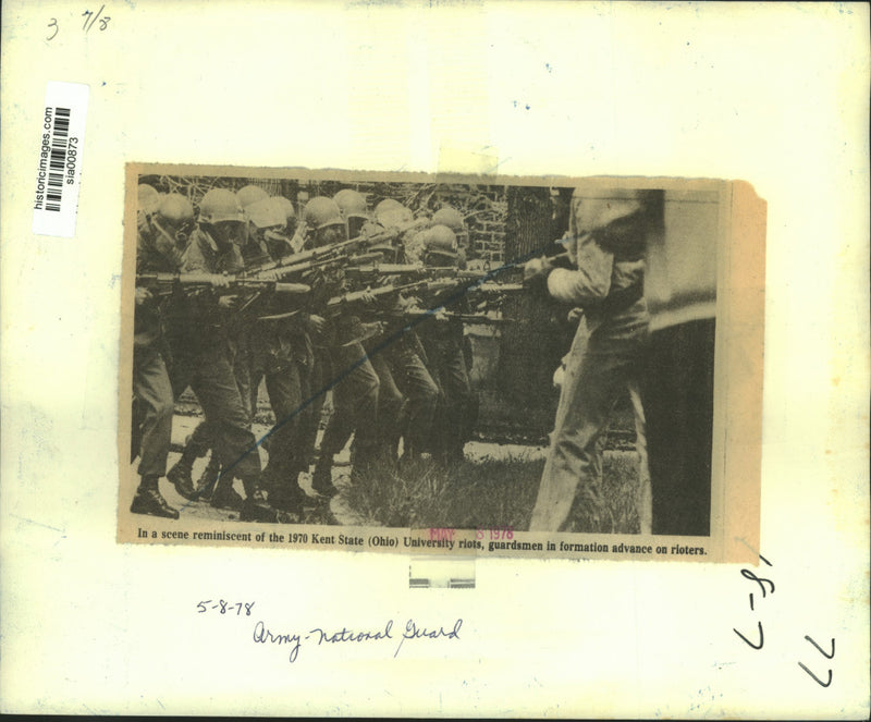 Load image into Gallery viewer, 1978 Press Photo Army National Guard formation advance on rioters - sia00873
