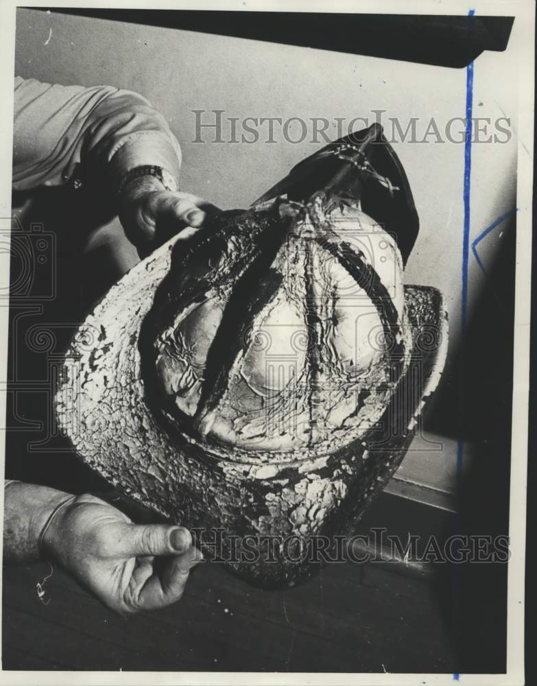 1976 Press Photo Fire damaged Fire Battalion Chief Helmet at Fire Museum- Historic Images