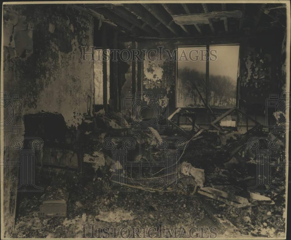 1978 Press Photo Kenneth Julian's apartment gutted by fire, New Springville