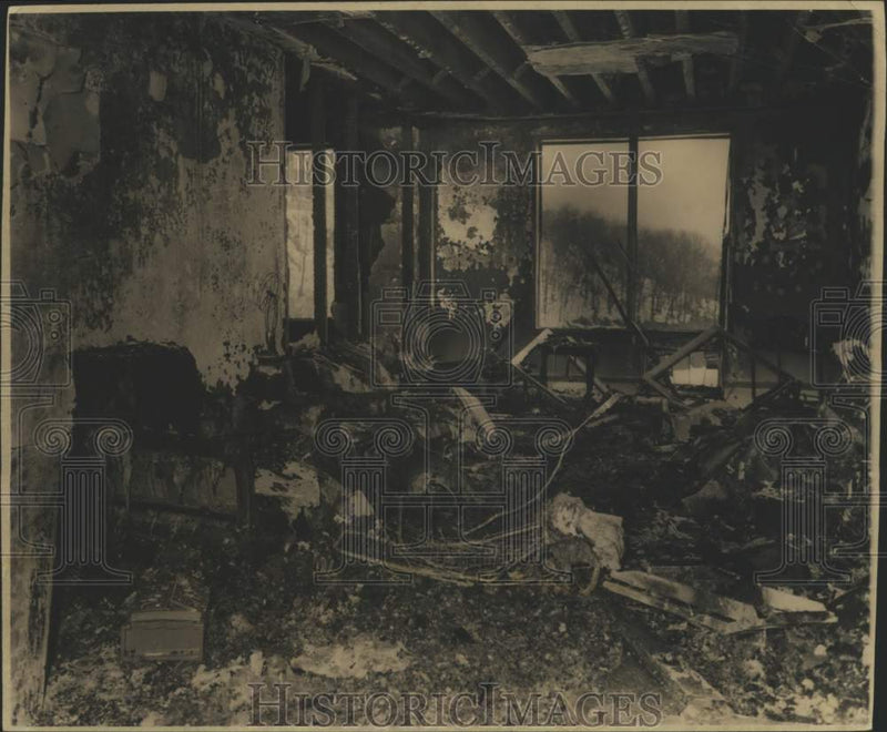 Load image into Gallery viewer, 1978 Press Photo Kenneth Julian's apartment gutted by fire, New Springville
