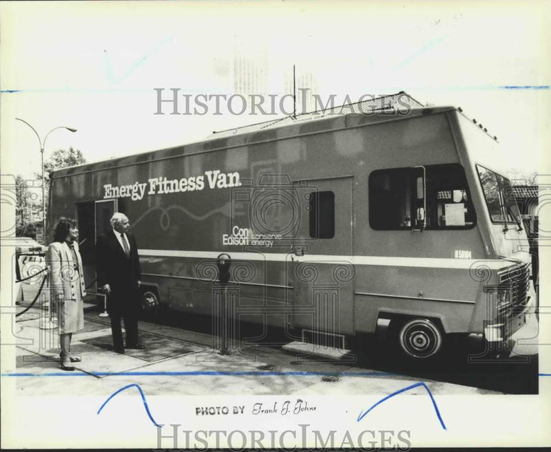 Load image into Gallery viewer, 1987 Press Photo Con Edison Energy Fitness Van, New Springville - sia01936
