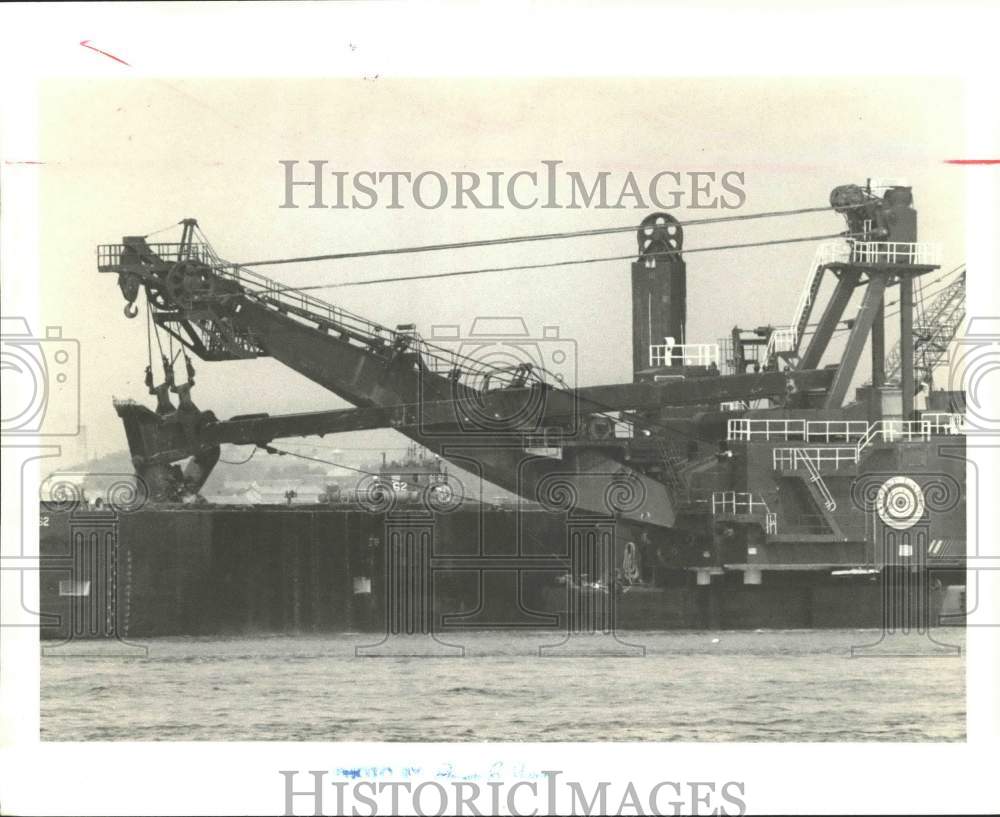 1990 Press Photo The dredger Chicago works in Kill van Kull on New Jersey side