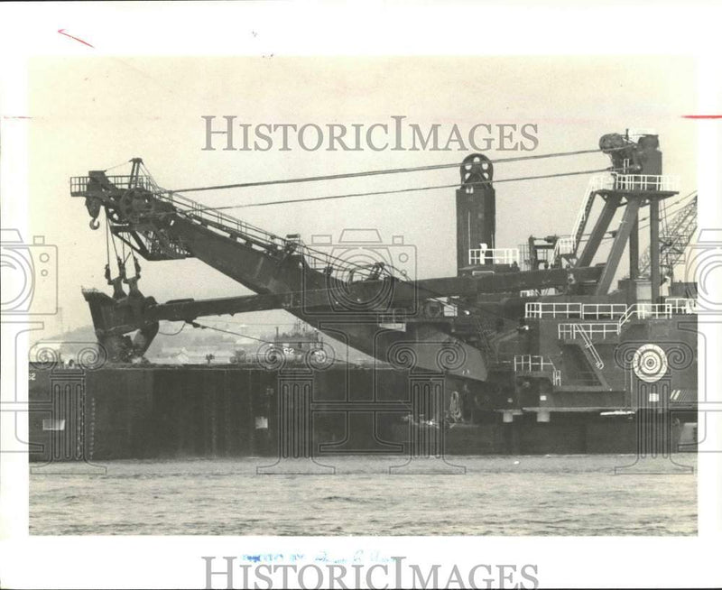 Load image into Gallery viewer, 1990 Press Photo The dredger Chicago works in Kill van Kull on New Jersey side
