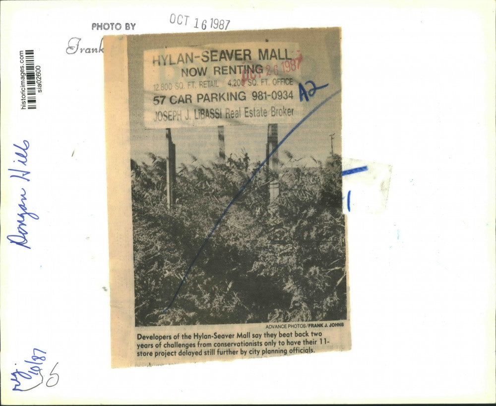 1987 Press Photo A Hylan-Seaver Mall "For Lease" sign in Dongan Hills