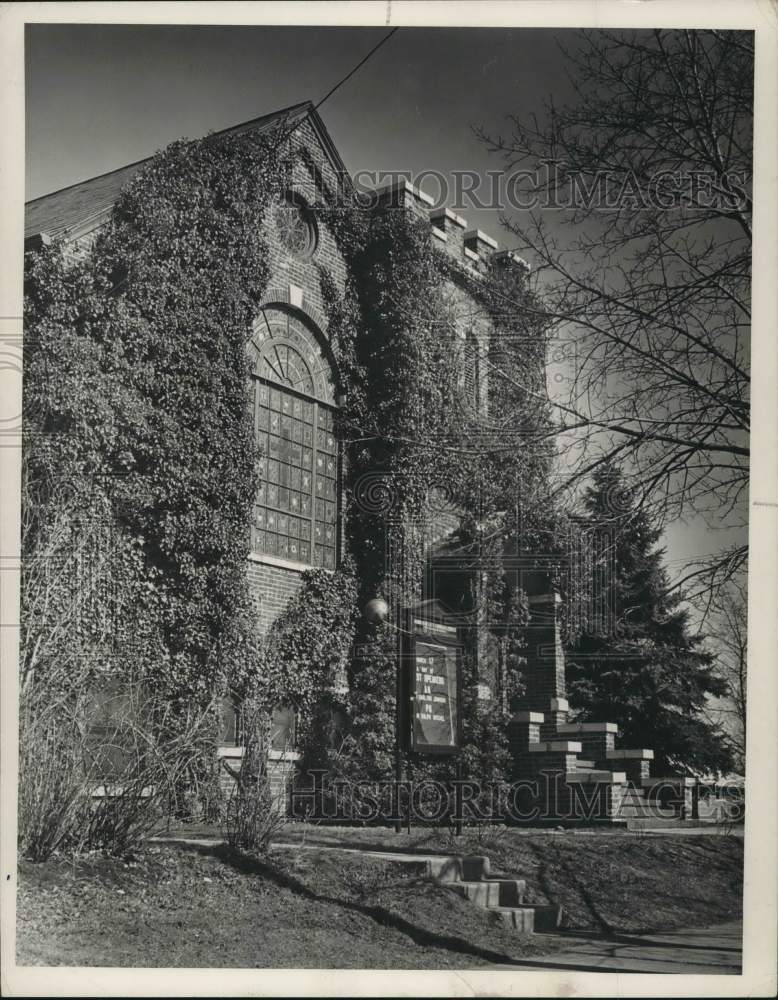 1957 Press Photo Oakwood Heights Community Church covered in ivy - sia02886