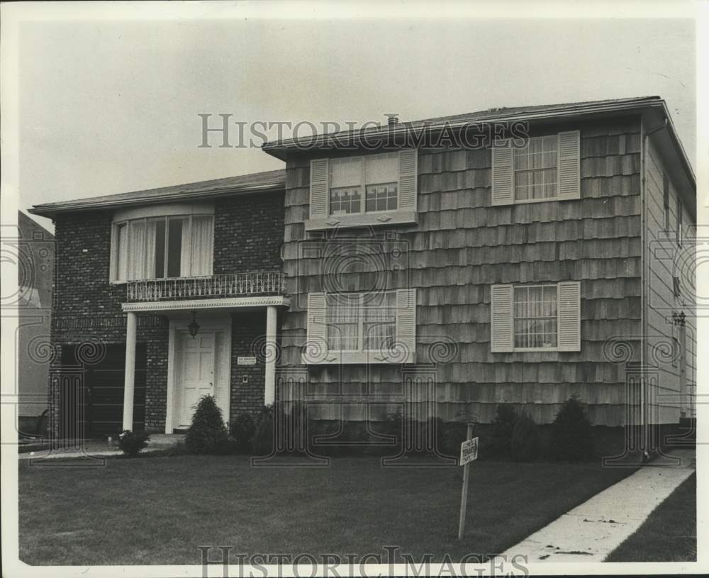 1975 Press Photo A Summit home with front yard - sia04462