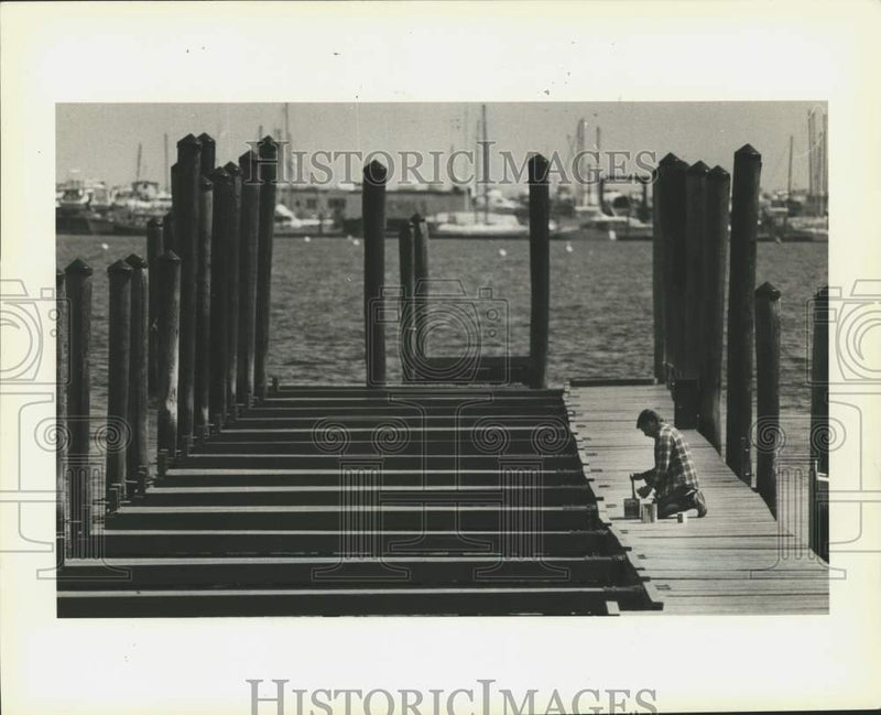 Load image into Gallery viewer, Press Photo Worker paints Marine Cafe new dock, Great Kills - sia04863
