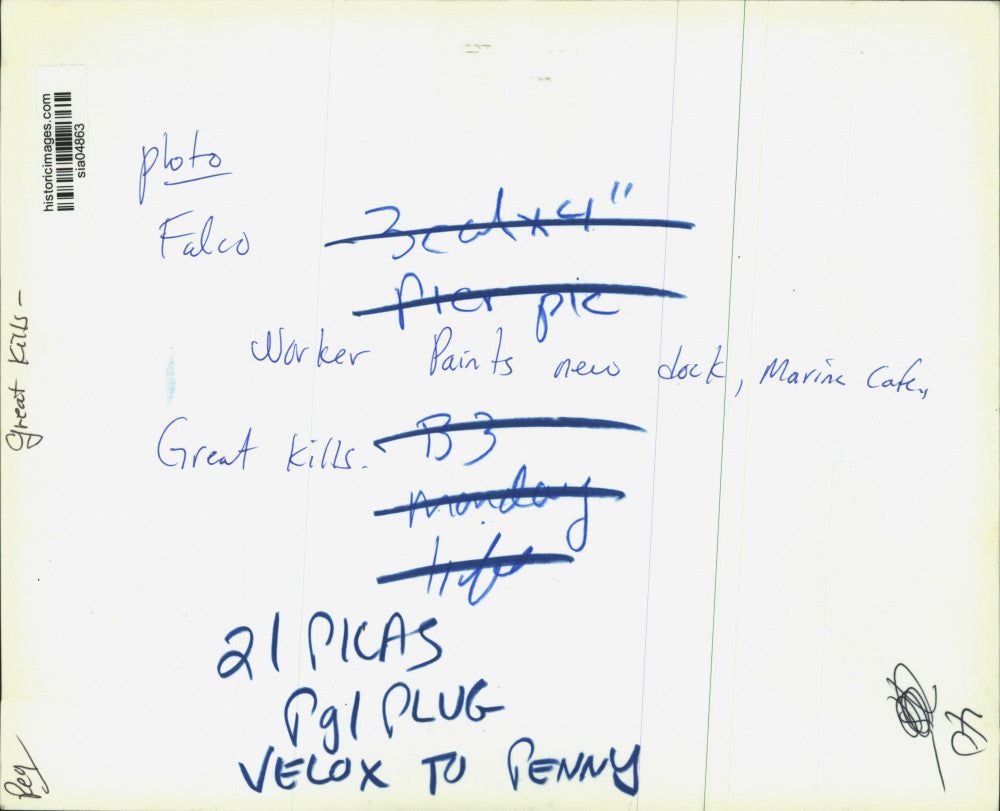 Press Photo Worker paints Marine Cafe new dock, Great Kills - sia04863