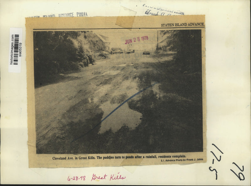 Load image into Gallery viewer, 1978 Press Photo Flooded Cleveland Avenue in Great Kills, Staten Island
