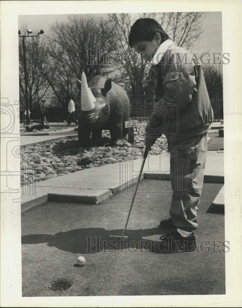 1990 Press Photo Child playing miniature golf, Greenridge - sia05498- Historic Images