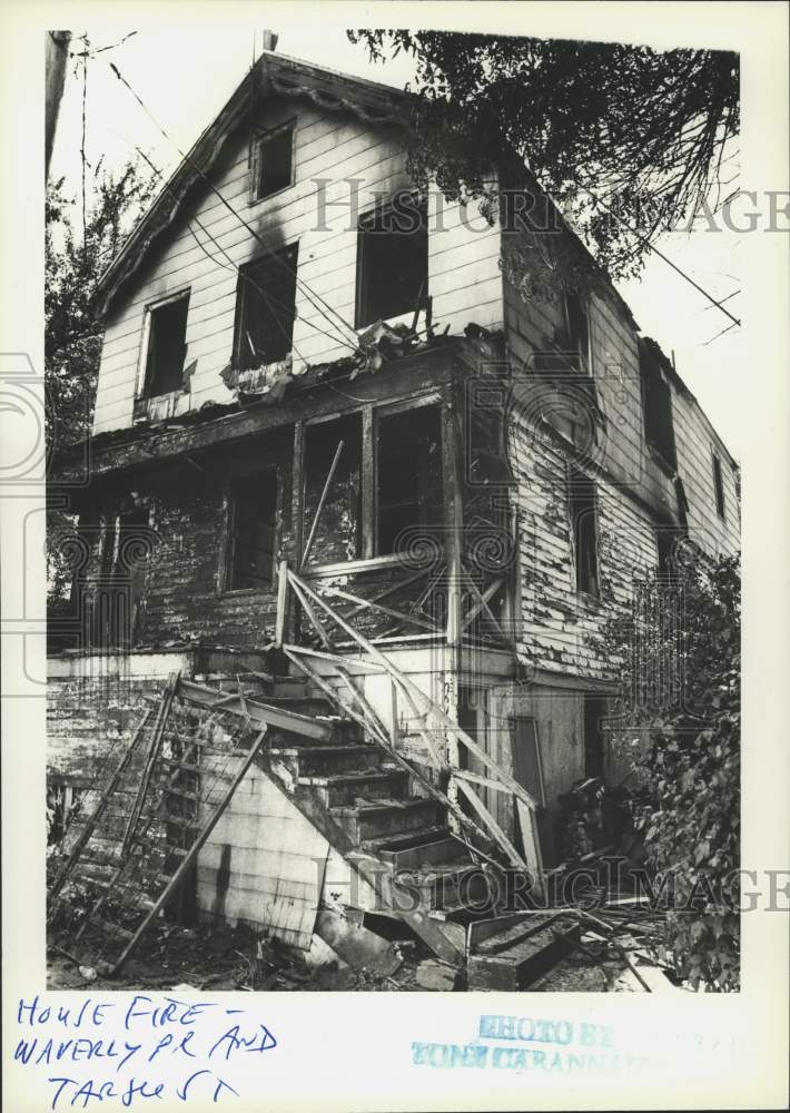 1991 Press Photo House damaged by fire, Waverly Place & Targee Street