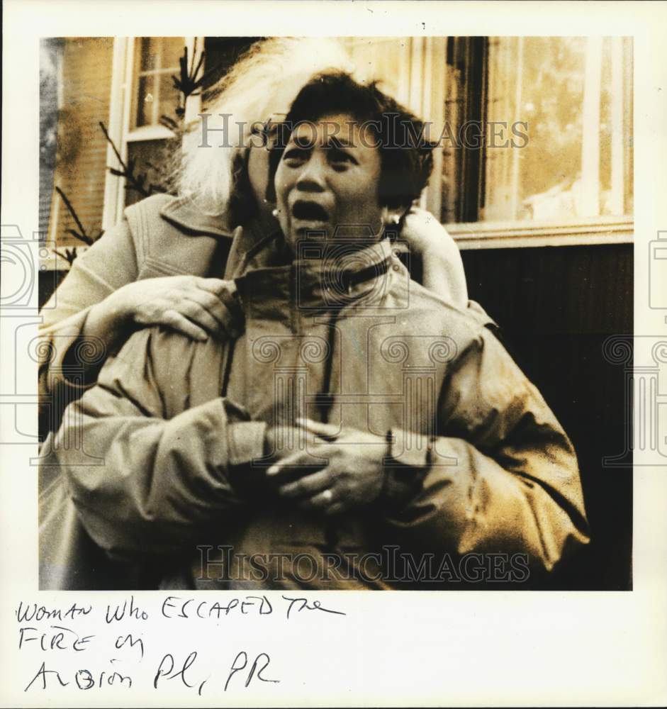 1992 Press Photo A woman who escaped a fire watches the blaze - sia05923