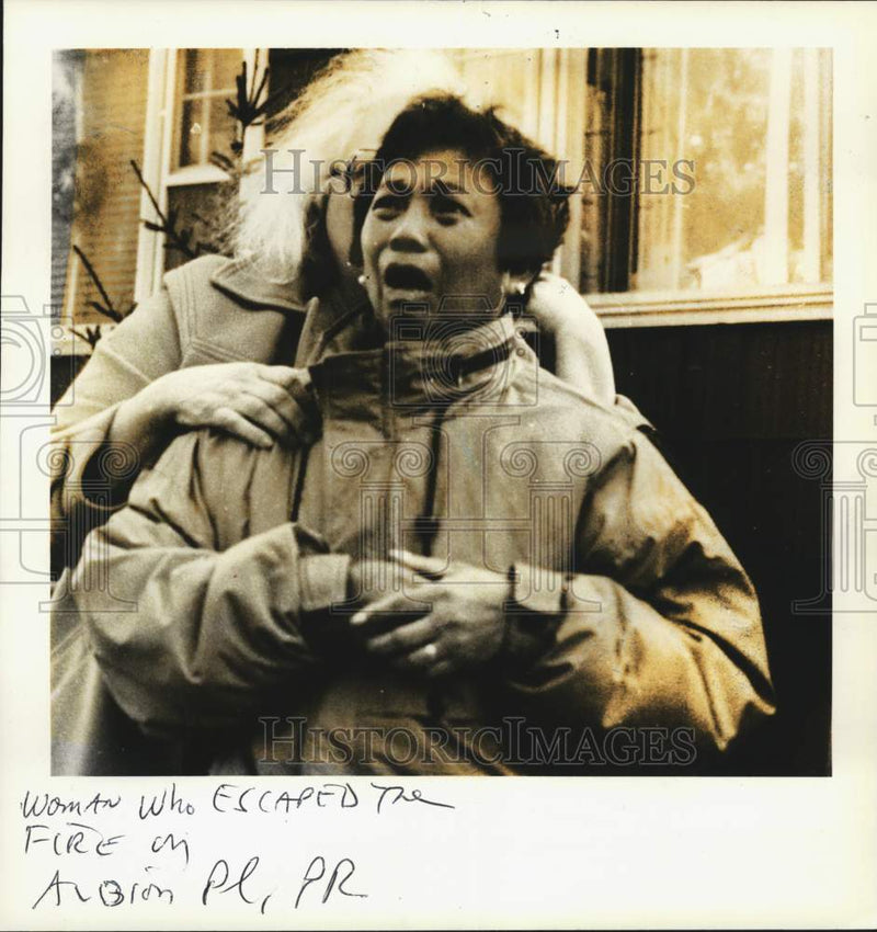 Load image into Gallery viewer, 1992 Press Photo A woman who escaped a fire watches the blaze - sia05923
