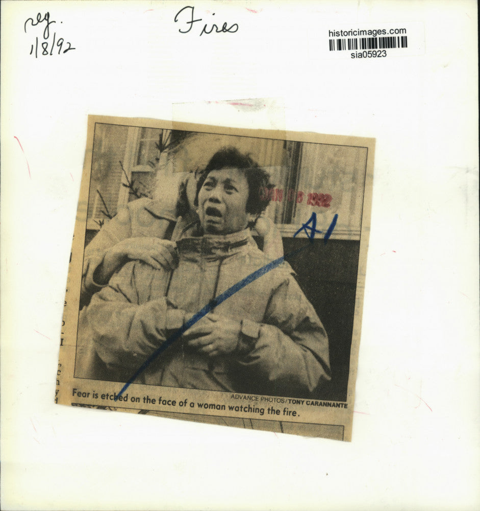 1992 Press Photo A woman who escaped a fire watches the blaze - sia05923