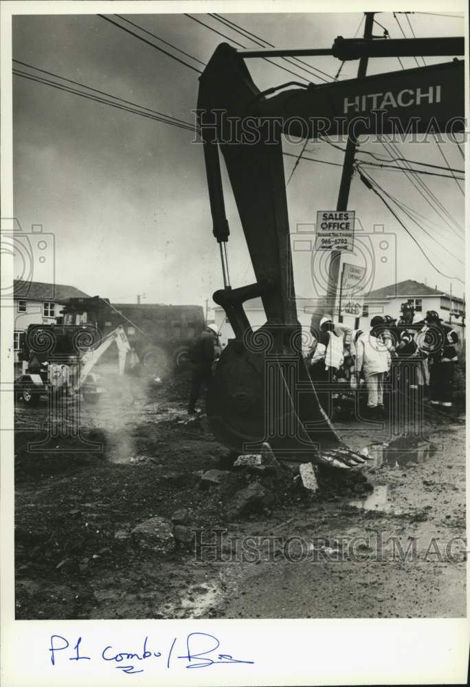 1995 Press Photo Firemen &amp; Gas Company at ruptured gas line site, Winant Avenue- Historic Images