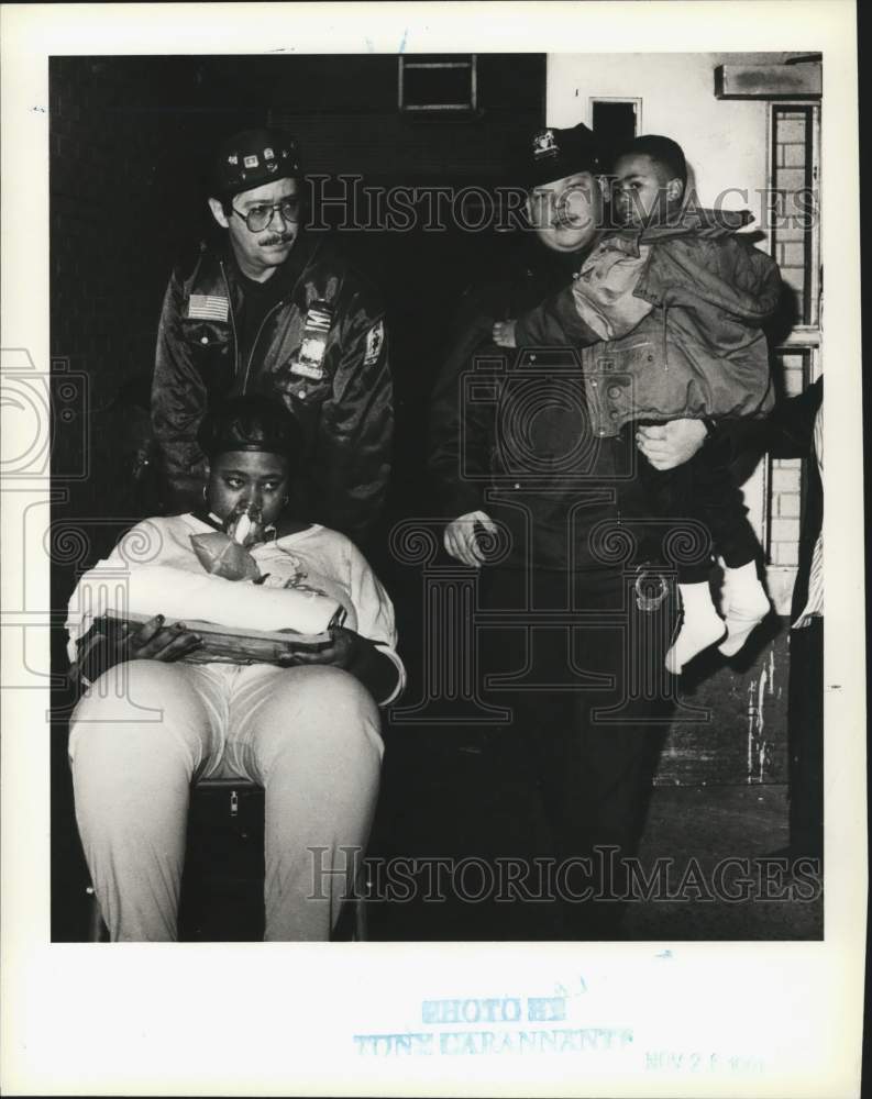 Load image into Gallery viewer, 1991 Press Photo Paramedic Frank Geib with 75 Hill Street fire victims
