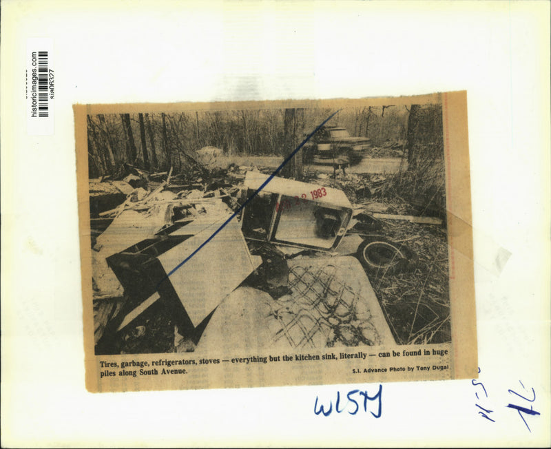Load image into Gallery viewer, 1983 Press Photo Illegal dump site along South Avenue - sia06327
