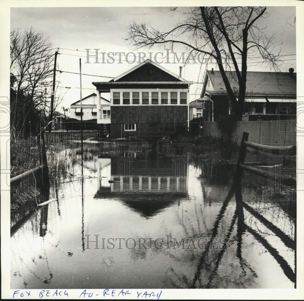 1993 Press Photo A rear yard in Oakwood Beach submerged in floodwaters