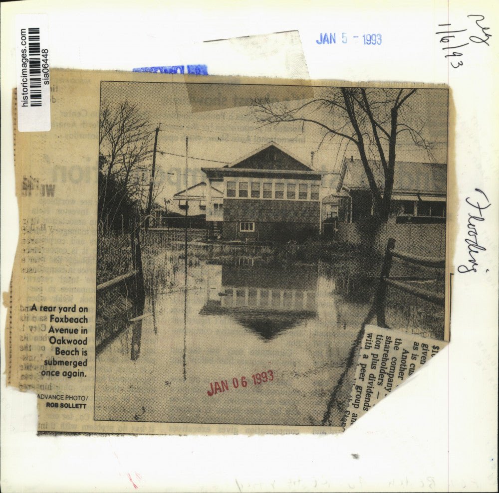 1993 Press Photo A rear yard in Oakwood Beach submerged in floodwaters