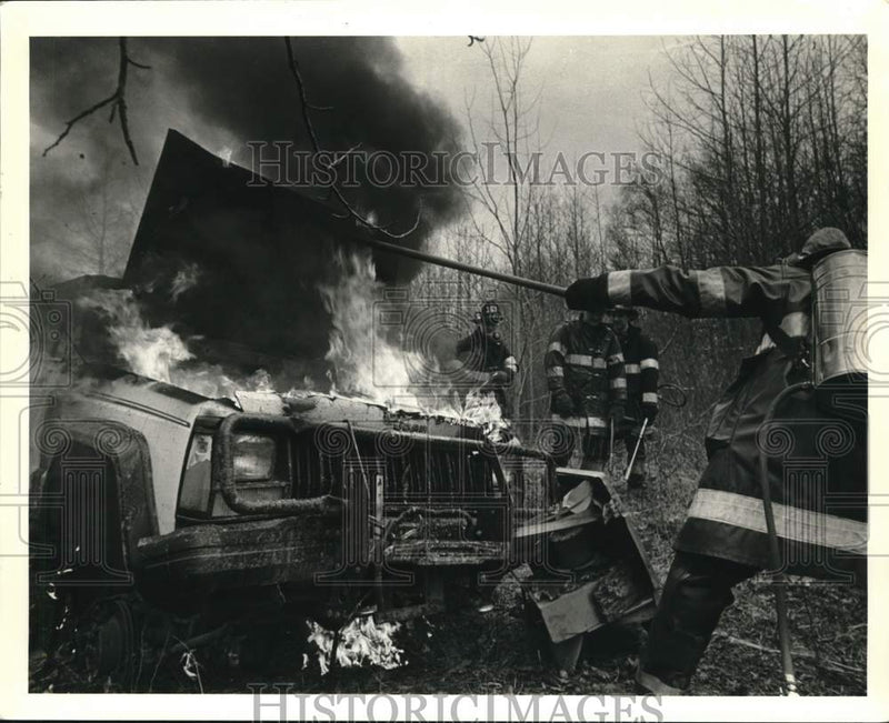 Load image into Gallery viewer, 1992 Press Photo Firefighters battle a suspicious car fire - sia06569
