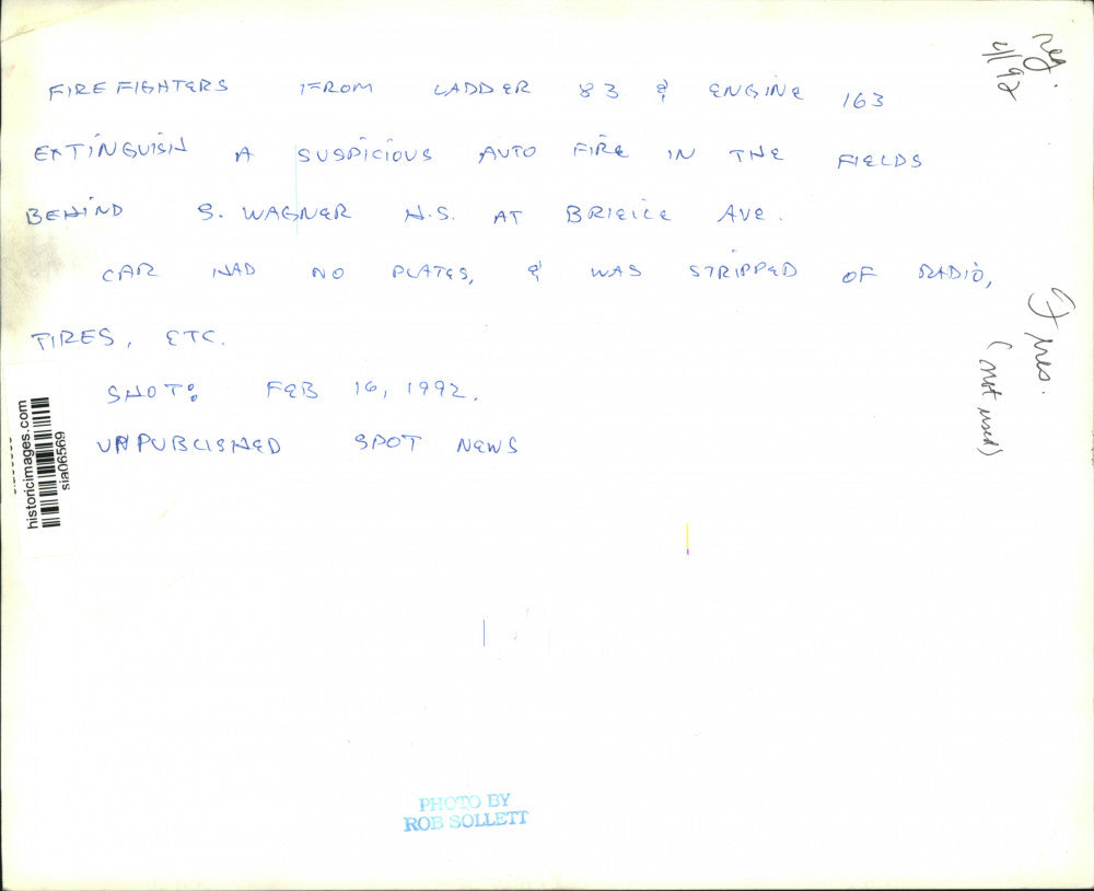 1992 Press Photo Firefighters battle a suspicious car fire - sia06569