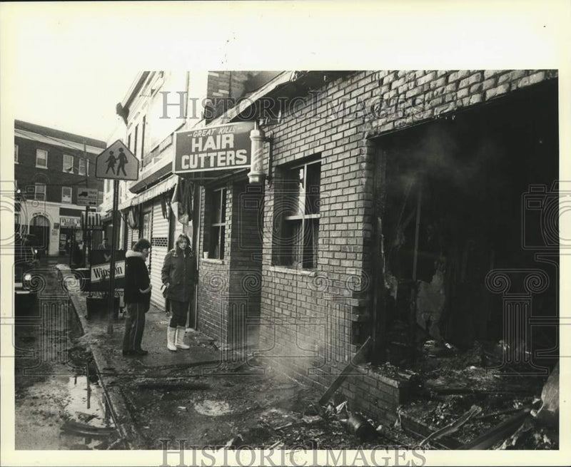 Load image into Gallery viewer, 1986 Press Photo Great Kills Hair Cutters owners at their fire damaged shop
