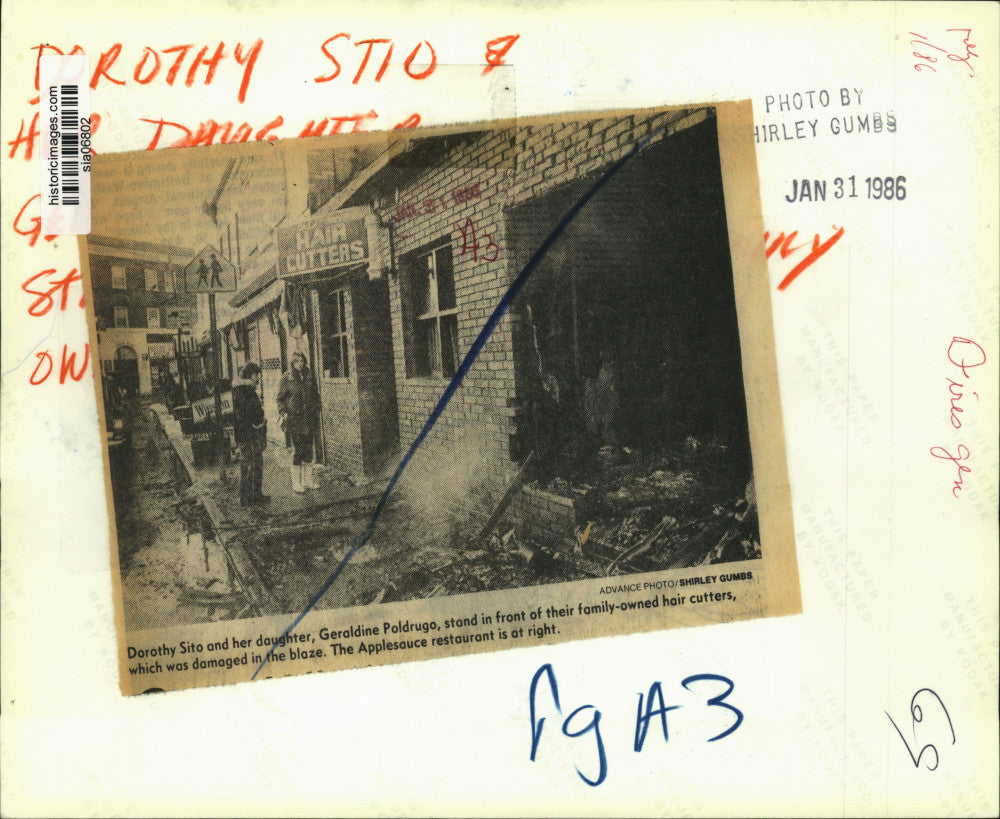 1986 Press Photo Great Kills Hair Cutters owners at their fire damaged shop