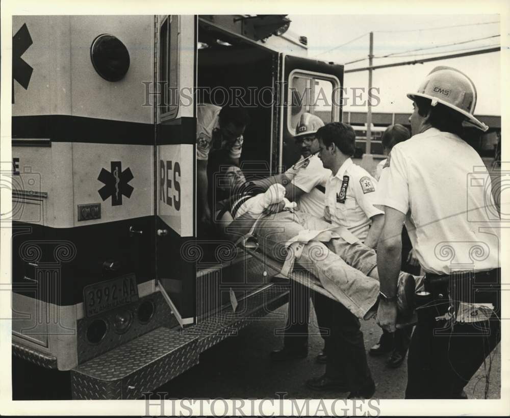 1986 Press Photo Accident victim being put into ambulance for transport