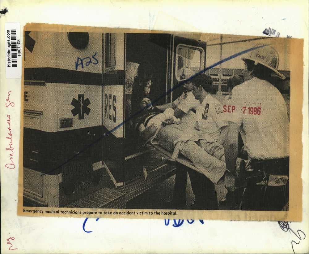 1986 Press Photo Accident victim being put into ambulance for transport