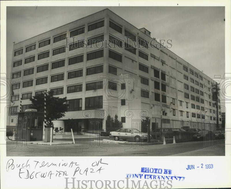Load image into Gallery viewer, 1993 Press Photo Exterior view of Pouch Terminal at One Edgewater Plaza, Clifton
