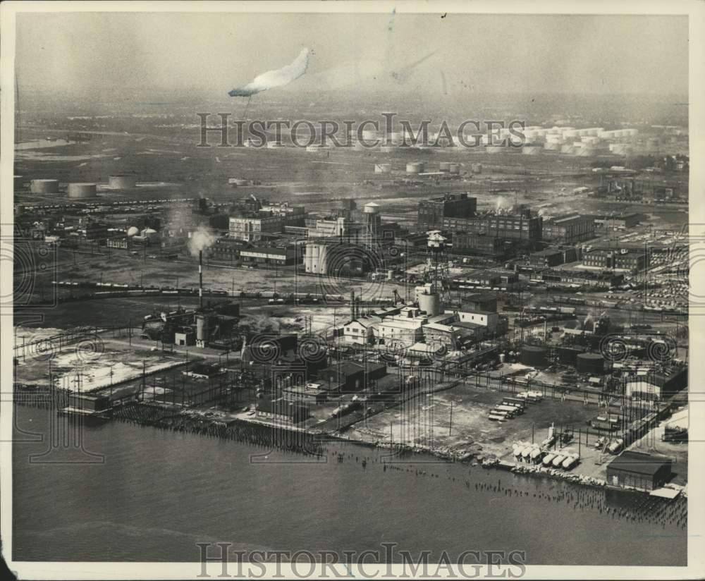 1978 Press Photo Aerial view of LNG tanks on New Jersey side of the Arthur Kill