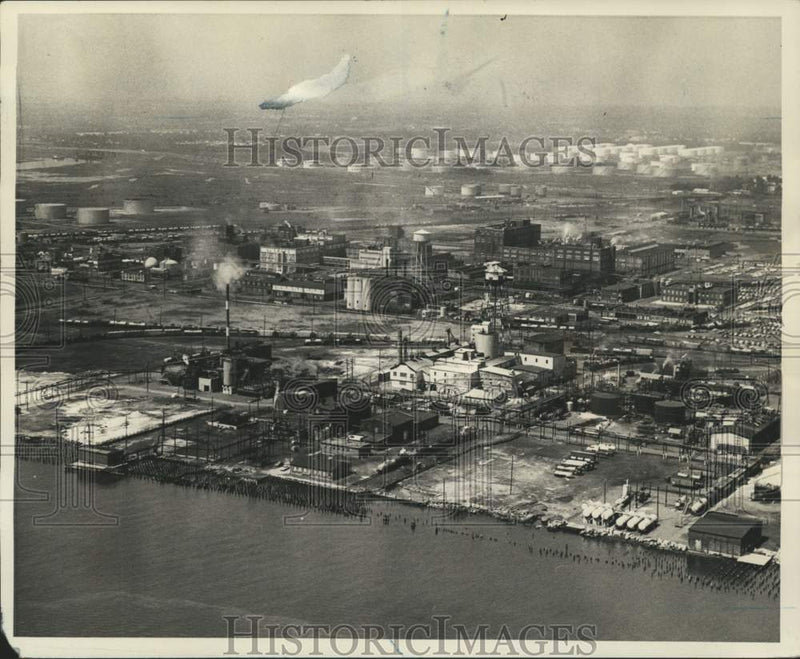 Load image into Gallery viewer, 1978 Press Photo Aerial view of LNG tanks on New Jersey side of the Arthur Kill
