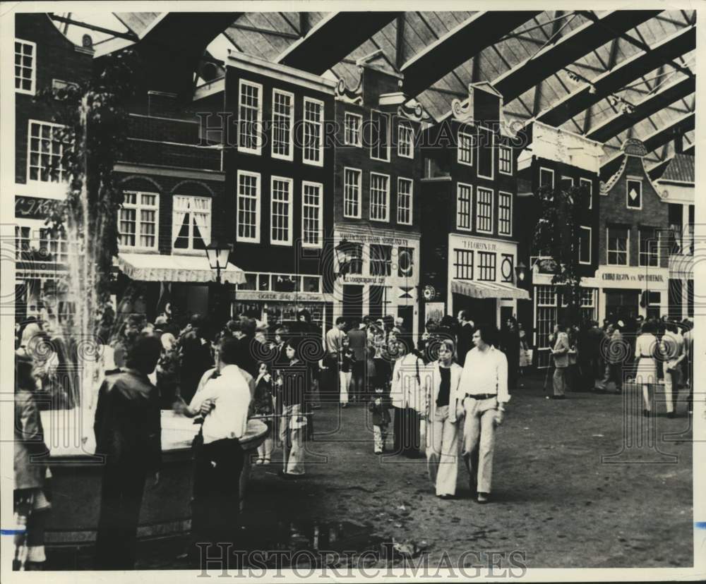 1976 Press Photo Nieuw Amsterdam recreation on Front Street, Manhattan