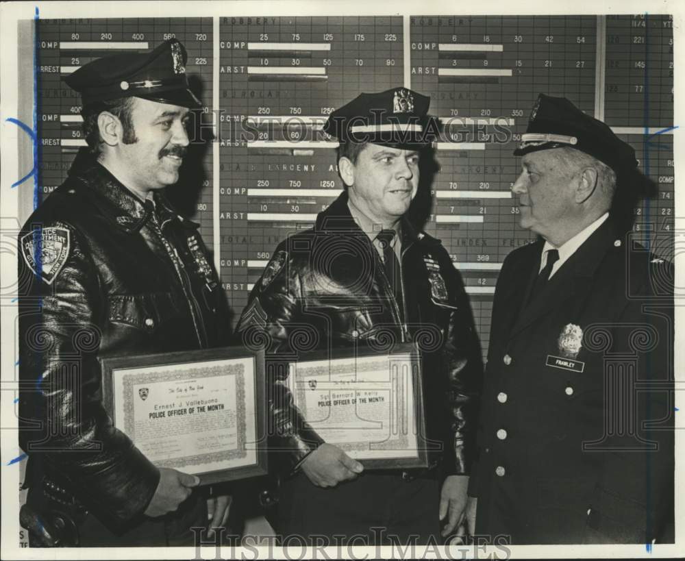 1976 Press Photo Deputy Police Chief Robert J. Frawley awarding police officers