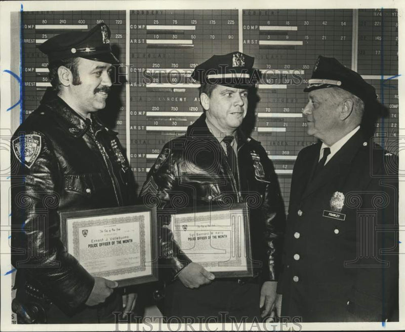 Load image into Gallery viewer, 1976 Press Photo Deputy Police Chief Robert J. Frawley awarding police officers
