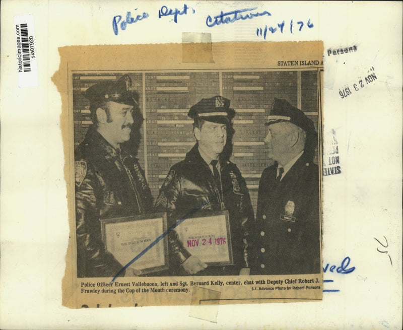 Load image into Gallery viewer, 1976 Press Photo Deputy Police Chief Robert J. Frawley awarding police officers
