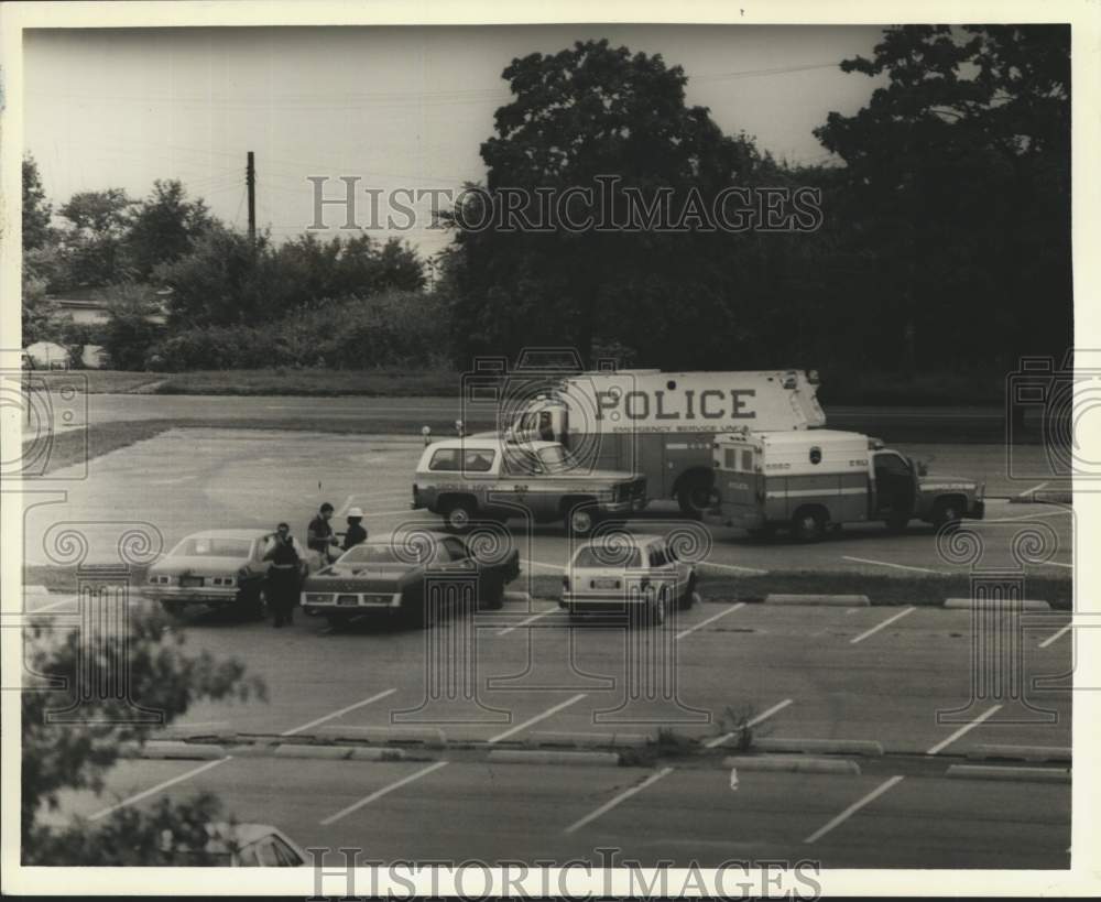 1983 Press Photo Police & Federal Drug Agents in parking lot, Fort Wadsworth