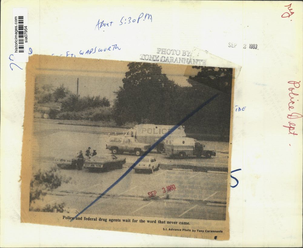 1983 Press Photo Police & Federal Drug Agents in parking lot, Fort Wadsworth