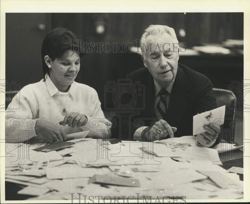 1985 Press Photo Staten Island Postmaster J.J.Ã‚Â McHugh &amp; Cyndy Harkins- Historic Images