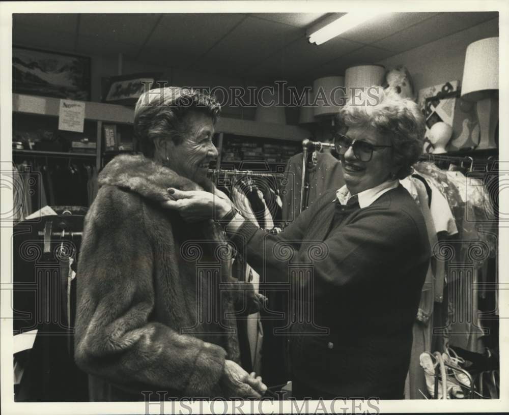 1996 Press Photo Staten Island Mental Health Society Thrift shop, Great Kills