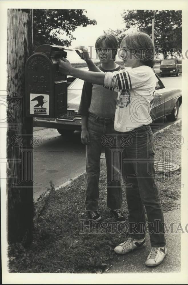 1982 Press Photo Children using a neighborhood Post Office box - sia08386